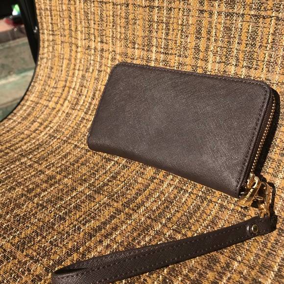 Michael Kors Zip Wallet - Picture 3 of 4